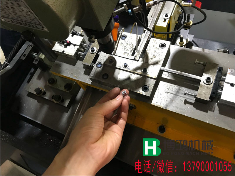 一款比較異形的沖壓五金件產(chǎn)品在全自動攻絲機上實現(xiàn)自動化運作(有圖)